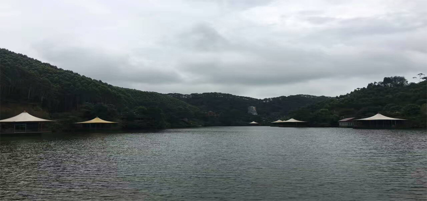 工業(yè)節(jié)能風(fēng)扇核心團隊于景區(qū)乘船、觀賞山水