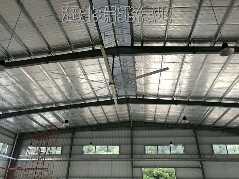 大型工業(yè)節(jié)能風扇、大型工業(yè)節(jié)能風扇、廠房降溫通風、廠房降溫、廠房通風、鋼結構廠房通風降溫方案、廠房車間通風降溫方案、大型工業(yè)風扇、物流倉儲大風扇、大吊扇、工業(yè)風扇、廠房車間降溫設備、廠房車間通風設備、車間溫控設備、工業(yè)大吊扇、工業(yè)大風扇、工業(yè)節(jié)能風扇、湖北瑞兆偉業(yè)通風降溫科技有限公司