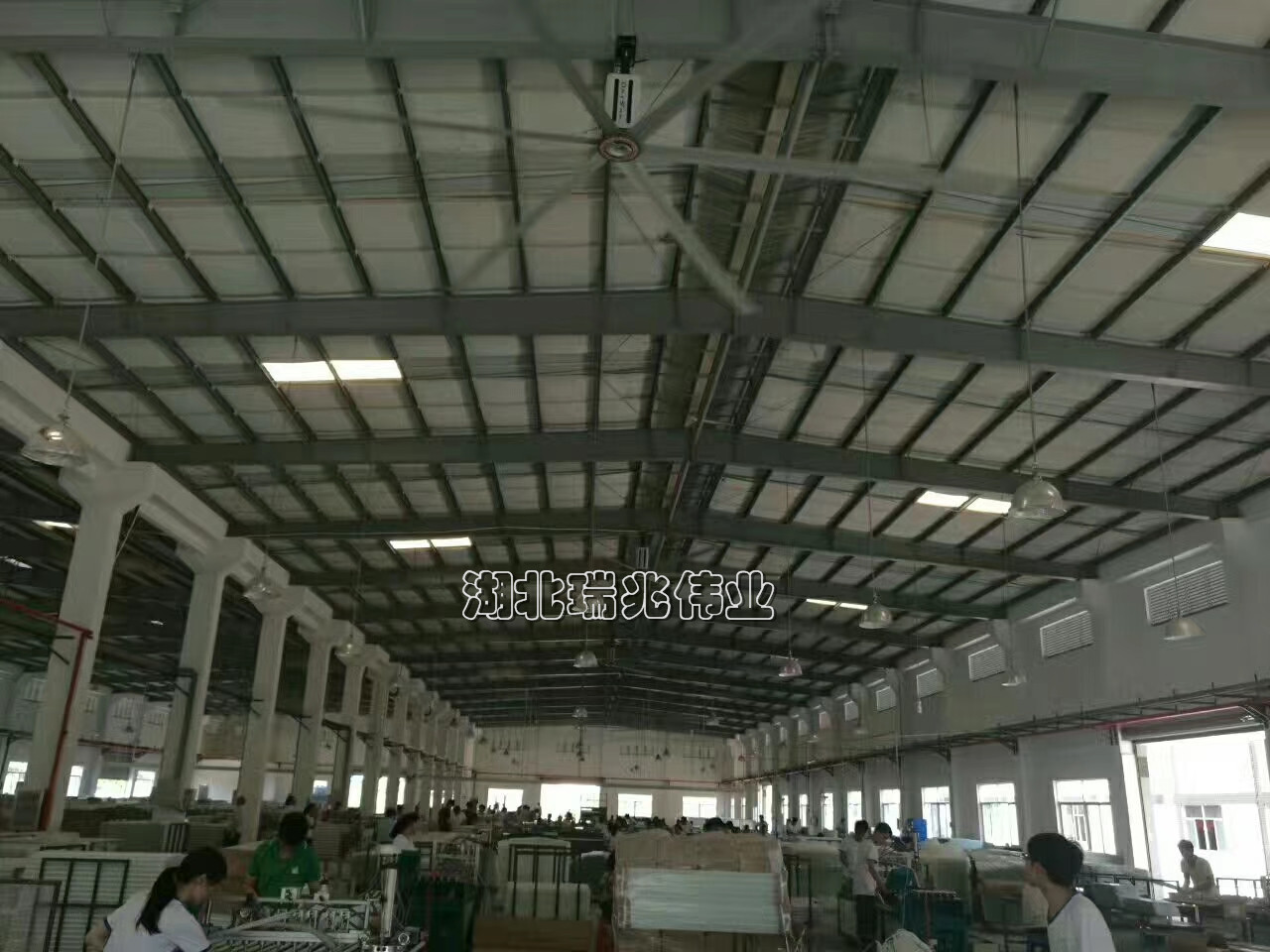 歐比特工業(yè)大風(fēng)扇、鋼結(jié)構(gòu)廠房通風(fēng)降溫方案、廠房車間通風(fēng)降溫方案、大型工業(yè)風(fēng)扇、物流倉儲大風(fēng)扇、大吊扇、工業(yè)風(fēng)扇、廠房車間降溫設(shè)備、廠房車間通風(fēng)設(shè)備、車間溫控設(shè)備、工業(yè)大吊扇、工業(yè)大風(fēng)扇、工業(yè)節(jié)能風(fēng)扇、湖北瑞兆偉業(yè)通風(fēng)降溫科技有限公司