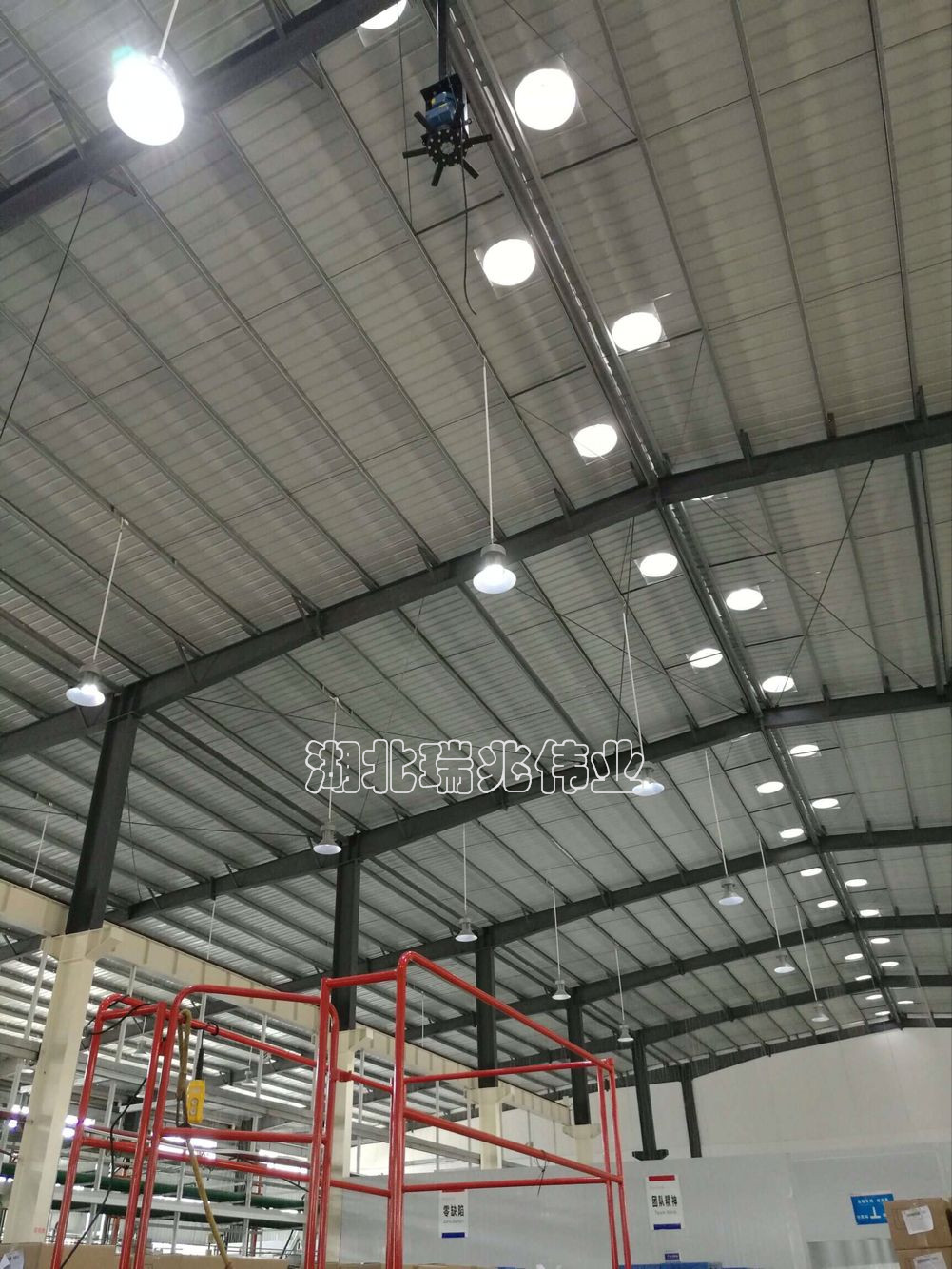 高大廠房降溫通風(fēng)方案、高大廠房降溫通風(fēng)、鋼結(jié)構(gòu)廠房通風(fēng)降溫方案、廠房車間通風(fēng)降溫方案、大型工業(yè)風(fēng)扇、物流倉(cāng)儲(chǔ)大風(fēng)扇、大吊扇、工業(yè)風(fēng)扇、廠房車間降溫設(shè)備、廠房車間通風(fēng)設(shè)備、車間溫控設(shè)備、工業(yè)大吊扇、工業(yè)大風(fēng)扇、工業(yè)節(jié)能風(fēng)扇、湖北瑞兆偉業(yè)通風(fēng)降溫科技有限公司