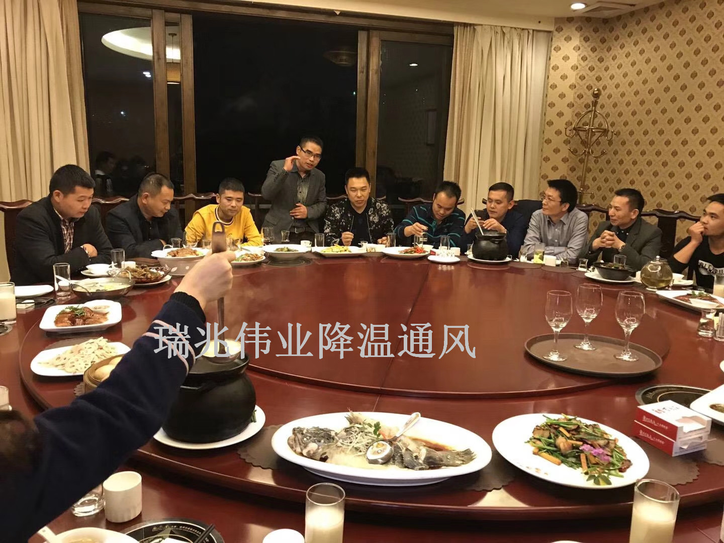 鋼結(jié)構(gòu)廠房通風(fēng)降溫方案、廠房車間通風(fēng)降溫方案、大型工業(yè)風(fēng)扇、物流倉儲大風(fēng)扇、大吊扇、工業(yè)風(fēng)扇、廠房車間降溫設(shè)備、廠房車間通風(fēng)設(shè)備、車間溫控設(shè)備、工業(yè)大吊扇、工業(yè)大風(fēng)扇、工業(yè)節(jié)能風(fēng)扇、湖北瑞兆偉業(yè)通風(fēng)降溫科技有限公司