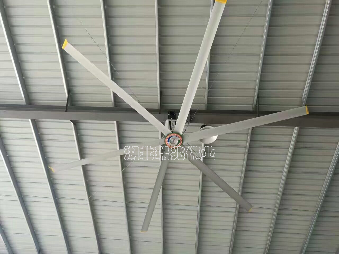 廠房降溫通風(fēng)、鋼結(jié)構(gòu)廠房通風(fēng)降溫方案、廠房車間通風(fēng)降溫方案、大型工業(yè)風(fēng)扇、物流倉儲大風(fēng)扇、大吊扇、工業(yè)風(fēng)扇、廠房車間降溫設(shè)備、廠房車間通風(fēng)設(shè)備、車間溫控設(shè)備、工業(yè)大吊扇、工業(yè)大風(fēng)扇、工業(yè)節(jié)能風(fēng)扇、湖北瑞兆偉業(yè)通風(fēng)降溫科技有限公司