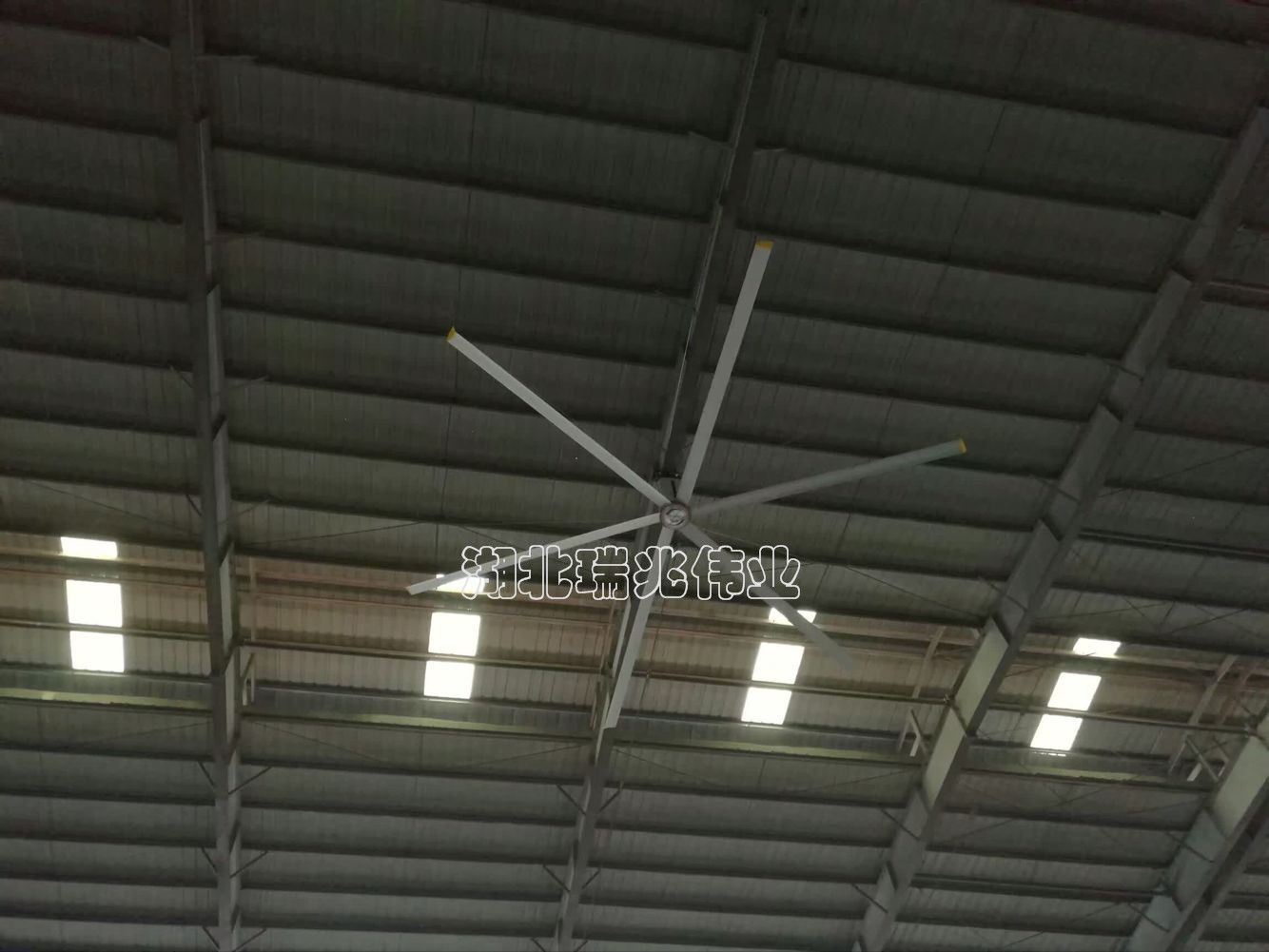 瑞泰風工業(yè)大風扇、鋼結(jié)構(gòu)廠房通風降溫方案、廠房車間通風降溫方案、大型工業(yè)風扇、物流倉儲大風扇、大吊扇、工業(yè)風扇、廠房車間降溫設備、廠房車間通風設備、車間溫控設備、工業(yè)大吊扇、工業(yè)大風扇、工業(yè)節(jié)能風扇、湖北瑞兆偉業(yè)通風降溫科技有限公司