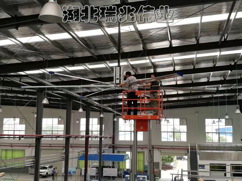 超大型工業(yè)吊扇、湖北瑞兆偉業(yè)通風降溫科技有限公司為17年專業(yè)通風降溫解決方案領(lǐng)航者,為數(shù)千家各大品牌企業(yè)提供鋼結(jié)構(gòu)廠房通風降溫方案、大型工業(yè)風扇、物流倉儲大風扇、大吊扇、工業(yè)風扇、車間溫控設(shè)備、工業(yè)大吊扇、工業(yè)大風扇、工業(yè)節(jié)能風扇一站式服務(wù)及廠房車間通風降溫方案與廠房車間通風降溫設(shè)備.工業(yè)大風扇廠家服務(wù)熱線:400-7757-027."
