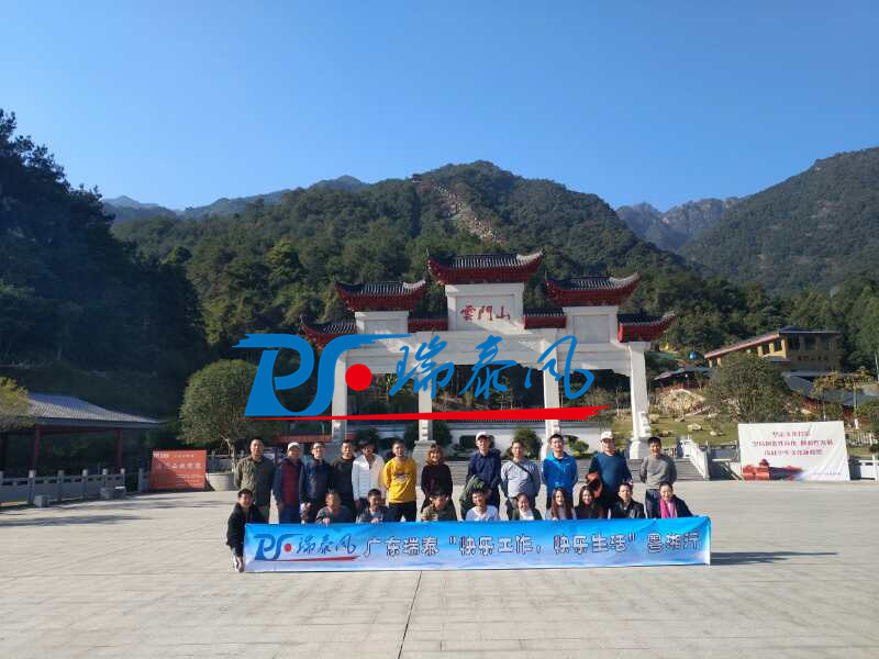 鋼結(jié)構(gòu)廠房通風(fēng)降溫方案、廠房車間通風(fēng)降溫方案、大型工業(yè)風(fēng)扇、物流倉(cāng)儲(chǔ)大風(fēng)扇、大吊扇、工業(yè)風(fēng)扇、廠房車間降溫設(shè)備、廠房車間通風(fēng)設(shè)備、車間溫控設(shè)備、工業(yè)大吊扇、工業(yè)大風(fēng)扇、工業(yè)節(jié)能風(fēng)扇、湖北瑞兆偉業(yè)通風(fēng)降溫科技有限公司、瑞泰風(fēng)工業(yè)大風(fēng)扇