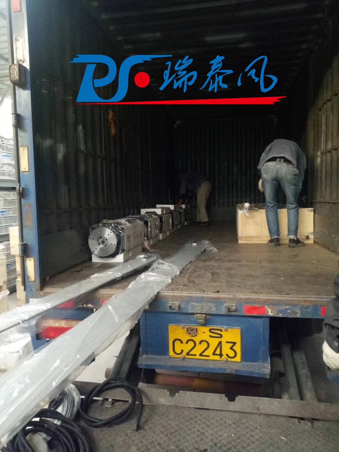 瑞泰風工業(yè)大風扇、鋼結(jié)構(gòu)廠房通風降溫方案、廠房車間通風降溫方案、大型工業(yè)風扇、物流倉儲大風扇、大吊扇、工業(yè)風扇、廠房車間降溫設(shè)備、廠房車間通風設(shè)備、車間溫控設(shè)備、工業(yè)大吊扇、工業(yè)大風扇、工業(yè)節(jié)能風扇、湖北瑞兆偉業(yè)通風降溫科技有限公司