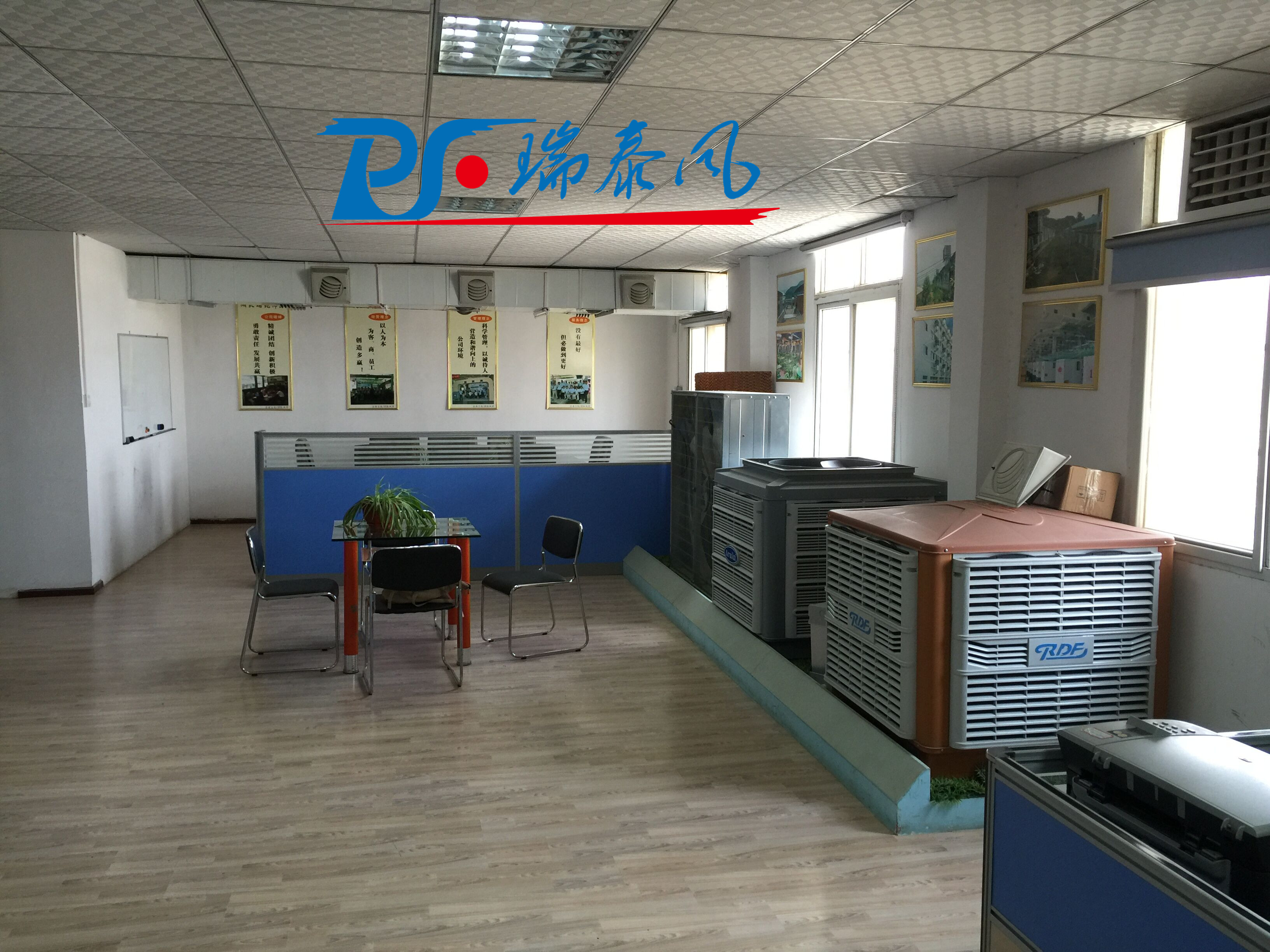 鋼結(jié)構(gòu)廠房通風(fēng)降溫方案、廠房車間通風(fēng)降溫方案、大型工業(yè)風(fēng)扇、物流倉儲(chǔ)大風(fēng)扇、大吊扇、工業(yè)風(fēng)扇、廠房車間降溫設(shè)備、廠房車間通風(fēng)設(shè)備、車間溫控設(shè)備、工業(yè)大吊扇、工業(yè)大風(fēng)扇、工業(yè)節(jié)能風(fēng)扇、湖北瑞兆偉業(yè)通風(fēng)降溫科技有限公司、瑞泰風(fēng)工業(yè)大風(fēng)扇