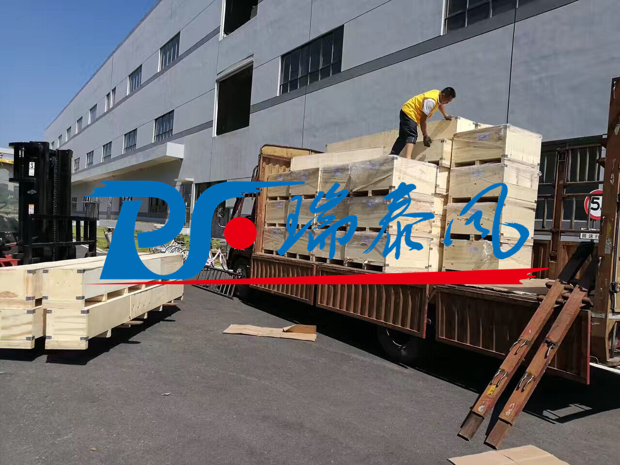 瑞泰風(fēng)工業(yè)大風(fēng)扇、鋼結(jié)構(gòu)廠房通風(fēng)降溫方案、廠房車間通風(fēng)降溫方案、大型工業(yè)風(fēng)扇、物流倉儲大風(fēng)扇、大吊扇、工業(yè)風(fēng)扇、廠房車間降溫設(shè)備、廠房車間通風(fēng)設(shè)備、車間溫控設(shè)備、工業(yè)大吊扇、工業(yè)大風(fēng)扇、工業(yè)節(jié)能風(fēng)扇、湖北瑞兆偉業(yè)通風(fēng)降溫科技有限公司、瑞泰風(fēng)工業(yè)大風(fēng)扇