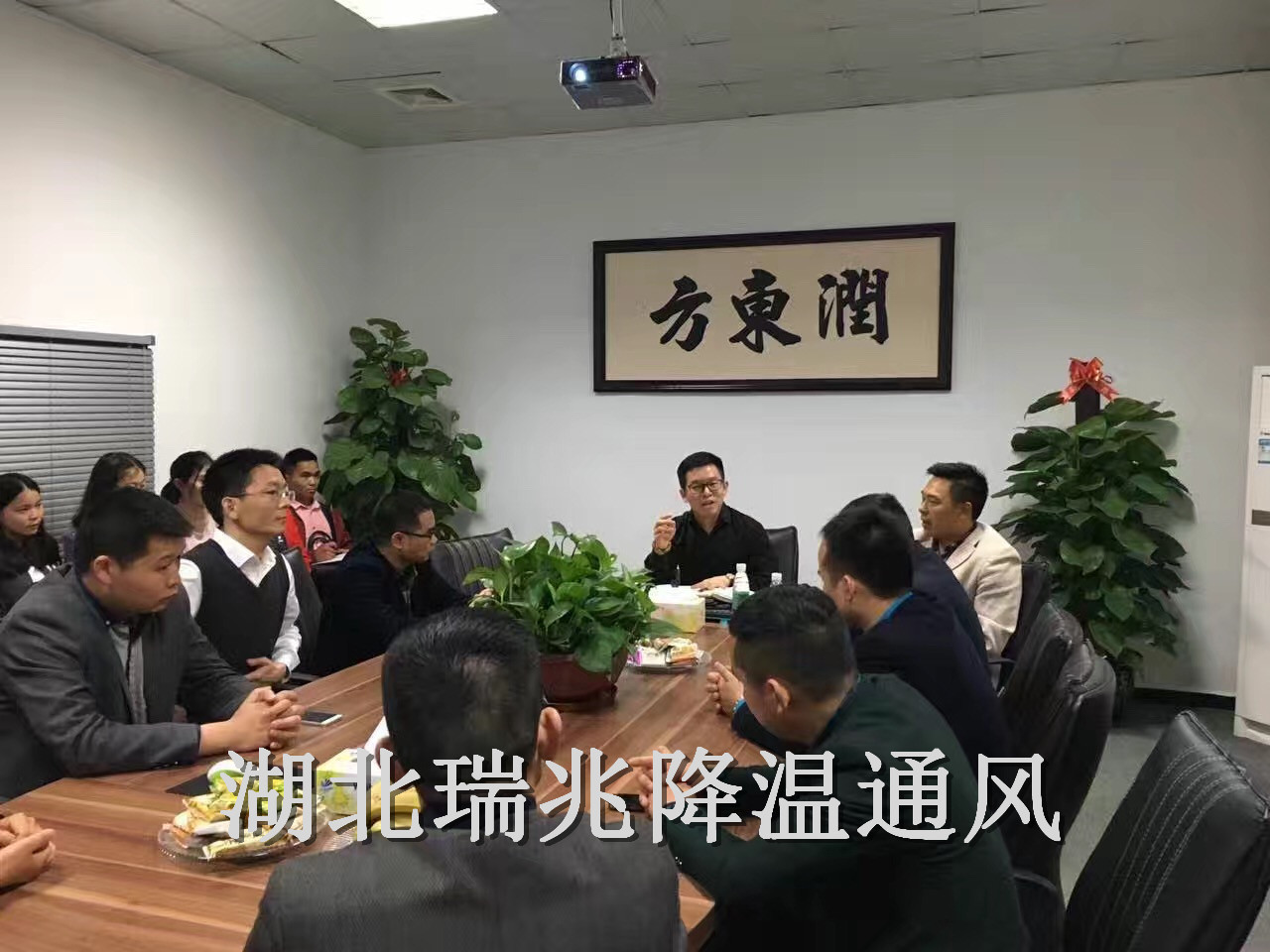 扇機(jī)組合、瑞泰風(fēng)工業(yè)大風(fēng)扇、鋼結(jié)構(gòu)廠房通風(fēng)降溫方案、廠房車間通風(fēng)降溫方案、大型工業(yè)風(fēng)扇、物流倉儲(chǔ)大風(fēng)扇、大吊扇、工業(yè)風(fēng)扇、廠房車間降溫設(shè)備、廠房車間通風(fēng)設(shè)備、車間溫控設(shè)備、工業(yè)大吊扇、工業(yè)大風(fēng)扇、工業(yè)節(jié)能風(fēng)扇、湖北瑞兆偉業(yè)通風(fēng)降溫科技有限公司