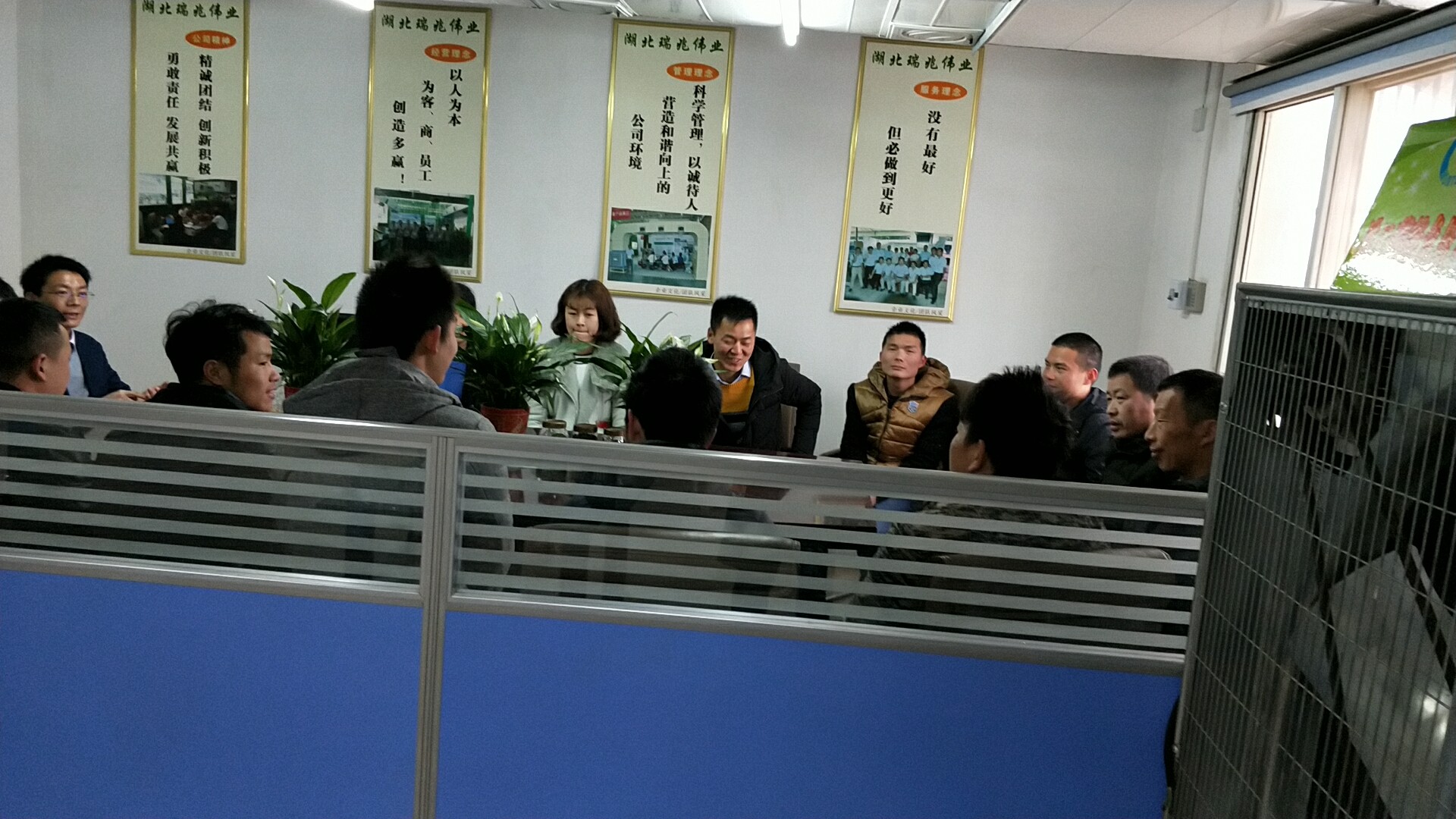 潤東方冷風(fēng)機(jī)、瑞泰風(fēng)工業(yè)大風(fēng)扇、鋼結(jié)構(gòu)廠房通風(fēng)降溫方案、廠房車間通風(fēng)降溫方案、大型工業(yè)風(fēng)扇、物流倉儲大風(fēng)扇、大吊扇、工業(yè)風(fēng)扇、廠房車間降溫設(shè)備、廠房車間通風(fēng)設(shè)備、車間溫控設(shè)備、工業(yè)大吊扇、工業(yè)大風(fēng)扇、工業(yè)節(jié)能風(fēng)扇、湖北瑞兆偉業(yè)通風(fēng)降溫科技有限公司