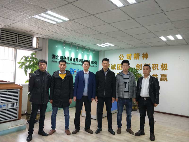 瑞泰風(fēng)工業(yè)大風(fēng)扇、潤(rùn)東方冷風(fēng)機(jī)、鋼結(jié)構(gòu)廠房通風(fēng)降溫方案、廠房車間通風(fēng)降溫方案、大型工業(yè)風(fēng)扇、物流倉(cāng)儲(chǔ)大風(fēng)扇、大吊扇、工業(yè)風(fēng)扇、廠房車間降溫設(shè)備、廠房車間通風(fēng)設(shè)備、車間溫控設(shè)備、工業(yè)大吊扇、工業(yè)大風(fēng)扇、工業(yè)節(jié)能風(fēng)扇、湖北瑞兆偉業(yè)通風(fēng)降溫科技有限公司。