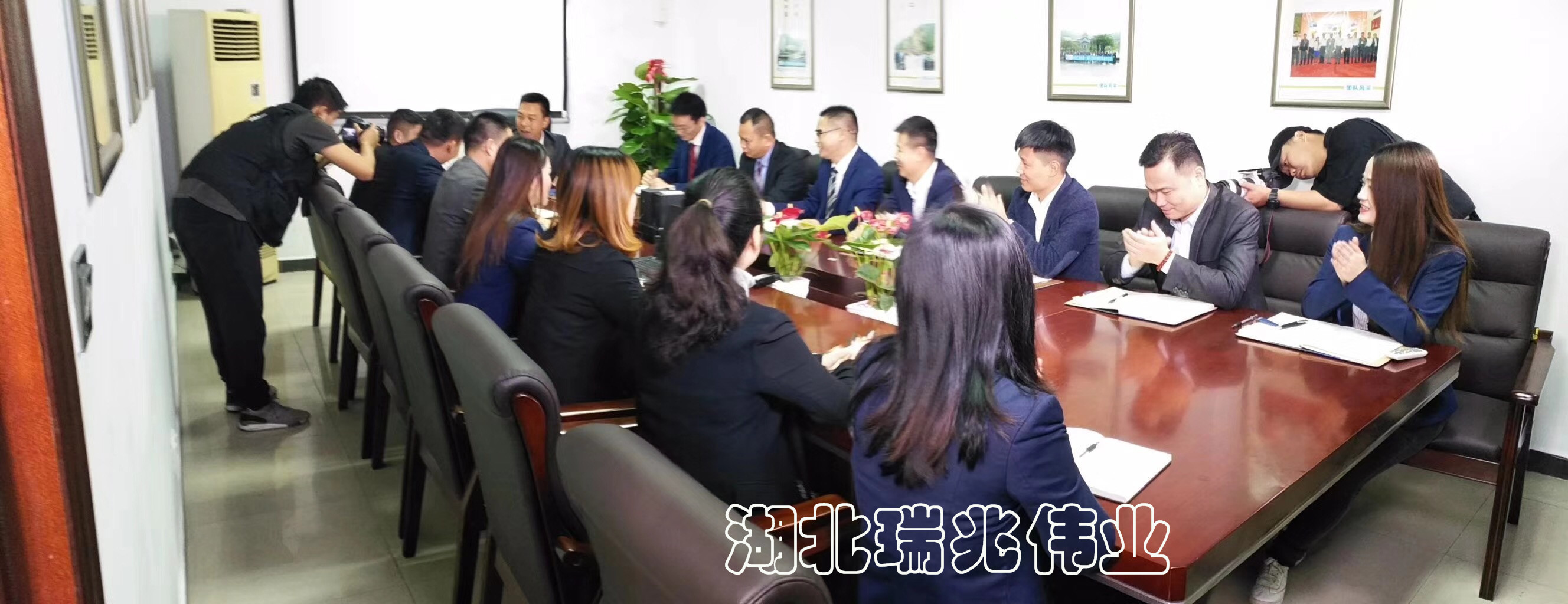 鋼結(jié)構(gòu)廠房通風(fēng)降溫方案、廠房車間通風(fēng)降溫方案、大型工業(yè)風(fēng)扇、物流倉儲(chǔ)大風(fēng)扇、大吊扇、工業(yè)風(fēng)扇、廠房車間降溫設(shè)備、廠房車間通風(fēng)設(shè)備、車間溫控設(shè)備、工業(yè)大吊扇、工業(yè)大風(fēng)扇、工業(yè)節(jié)能風(fēng)扇、湖北瑞兆偉業(yè)通風(fēng)降溫科技有限公司