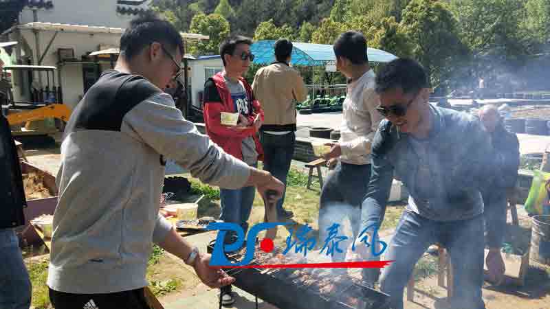 鋼結(jié)構(gòu)廠房通風(fēng)降溫方案、廠房車間通風(fēng)降溫方案、大型工業(yè)風(fēng)扇、物流倉儲大風(fēng)扇、大吊扇、工業(yè)風(fēng)扇、廠房車間降溫設(shè)備、廠房車間通風(fēng)設(shè)備、車間溫控設(shè)備、工業(yè)大吊扇、工業(yè)大風(fēng)扇、工業(yè)節(jié)能風(fēng)扇、湖北瑞兆偉業(yè)通風(fēng)降溫科技有限公司