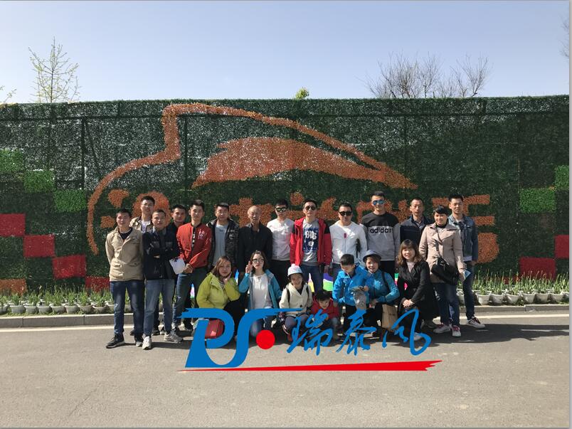 鋼結(jié)構(gòu)廠房通風(fēng)降溫方案、廠房車間通風(fēng)降溫方案、大型工業(yè)風(fēng)扇、物流倉儲大風(fēng)扇、大吊扇、工業(yè)風(fēng)扇、廠房車間降溫設(shè)備、廠房車間通風(fēng)設(shè)備、車間溫控設(shè)備、工業(yè)大吊扇、工業(yè)大風(fēng)扇、工業(yè)節(jié)能風(fēng)扇、湖北瑞兆偉業(yè)通風(fēng)降溫科技有限公司
