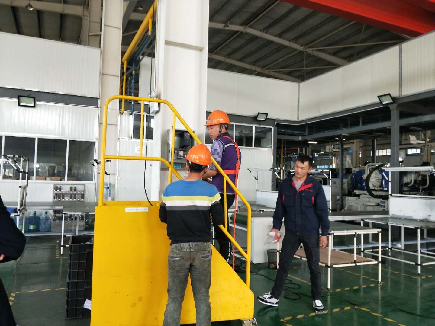 鋼結構廠房通風降溫方案、廠房車間通風降溫方案、大型工業(yè)風扇、物流倉儲大風扇、大吊扇、工業(yè)風扇、廠房車間降溫設備、廠房車間通風設備、車間溫控設備、工業(yè)大吊扇、工業(yè)大風扇、工業(yè)節(jié)能風扇、湖北瑞兆偉業(yè)通風降溫科技有限公司