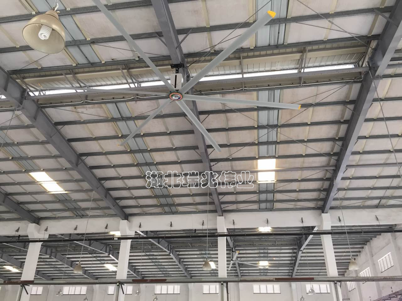 鋼結構廠房通風降溫方案、廠房車間通風降溫方案、大型工業(yè)風扇、物流倉儲大風扇、大吊扇、工業(yè)風扇、廠房車間降溫設備、廠房車間通風設備、車間溫控設備、工業(yè)大吊扇、工業(yè)大風扇、工業(yè)節(jié)能風扇、湖北瑞兆偉業(yè)通風降溫科技有限公司