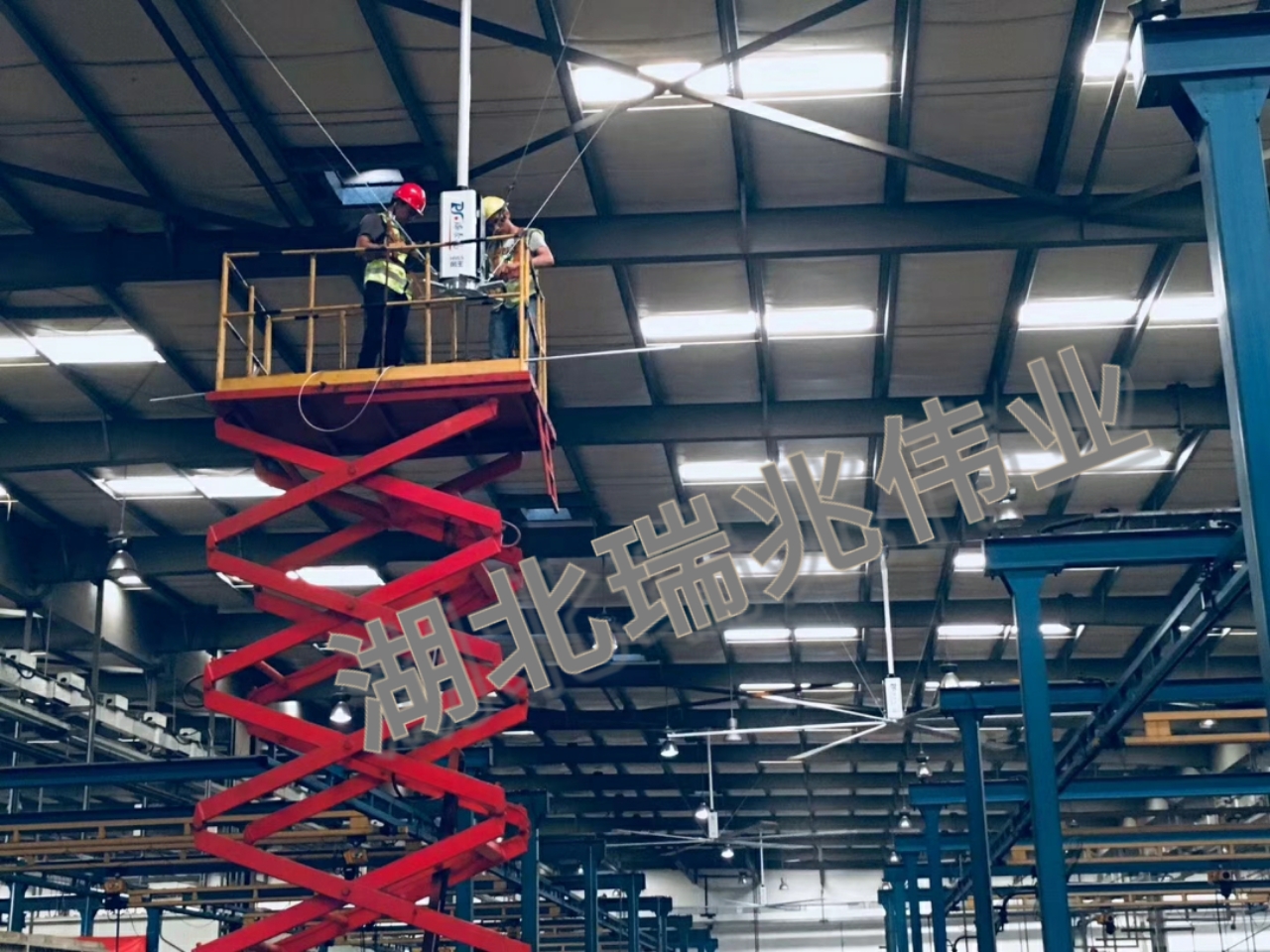 鋼結(jié)構(gòu)廠房通風(fēng)降溫方案、廠房車間通風(fēng)降溫方案、大型工業(yè)風(fēng)扇、物流倉(cāng)儲(chǔ)大風(fēng)扇、大吊扇、工業(yè)風(fēng)扇、廠房車間降溫設(shè)備、廠房車間通風(fēng)設(shè)備、車間溫控設(shè)備、工業(yè)大吊扇、工業(yè)大風(fēng)扇、工業(yè)節(jié)能風(fēng)扇、湖北瑞兆偉業(yè)通風(fēng)降溫科技有限公司