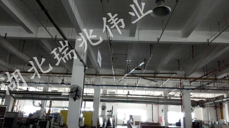 鋼結(jié)構(gòu)廠房通風(fēng)降溫方案、廠房車間通風(fēng)降溫方案、大型工業(yè)風(fēng)扇、物流倉(cāng)儲(chǔ)大風(fēng)扇、大吊扇、工業(yè)風(fēng)扇、廠房車間降溫設(shè)備、廠房車間通風(fēng)設(shè)備、車間溫控設(shè)備、工業(yè)大吊扇、工業(yè)大風(fēng)扇、工業(yè)節(jié)能風(fēng)扇、湖北瑞兆偉業(yè)通風(fēng)降溫科技有限公司