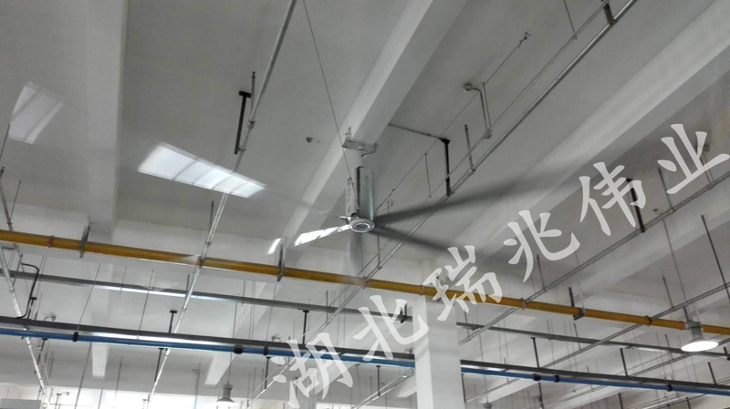 鋼結(jié)構(gòu)廠房通風(fēng)降溫方案、廠房車間通風(fēng)降溫方案、大型工業(yè)風(fēng)扇、物流倉(cāng)儲(chǔ)大風(fēng)扇、大吊扇、工業(yè)風(fēng)扇、廠房車間降溫設(shè)備、廠房車間通風(fēng)設(shè)備、車間溫控設(shè)備、工業(yè)大吊扇、工業(yè)大風(fēng)扇、工業(yè)節(jié)能風(fēng)扇、湖北瑞兆偉業(yè)通風(fēng)降溫科技有限公司