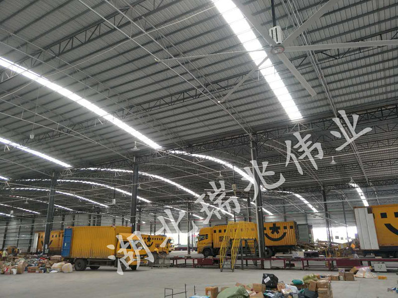 鋼結(jié)構(gòu)廠房通風降溫方案、廠房車間通風降溫方案、大型工業(yè)風扇、物流倉儲大風扇、大吊扇、工業(yè)風扇、廠房車間降溫設備、廠房車間通風設備、車間溫控設備、工業(yè)大吊扇、工業(yè)大風扇、工業(yè)節(jié)能風扇、湖北瑞兆偉業(yè)通風降溫科技有限公司