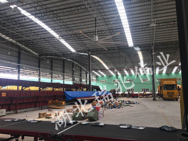 鋼結(jié)構(gòu)廠房通風降溫方案、廠房車間通風降溫方案、大型工業(yè)風扇、物流倉儲大風扇、大吊扇、工業(yè)風扇、廠房車間降溫設備、廠房車間通風設備、車間溫控設備、工業(yè)大吊扇、工業(yè)大風扇、工業(yè)節(jié)能風扇、湖北瑞兆偉業(yè)通風降溫科技有限公司