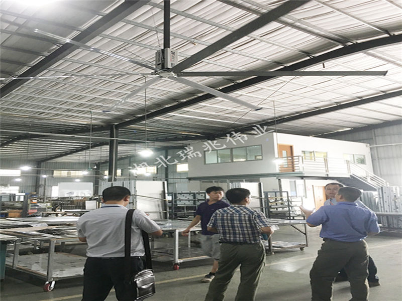 大型工業(yè)風(fēng)扇、工業(yè)大吊扇、工業(yè)大風(fēng)扇、工業(yè)節(jié)能風(fēng)扇、鋼結(jié)構(gòu)廠房通風(fēng)降溫方案、廠房車間通風(fēng)降溫方案