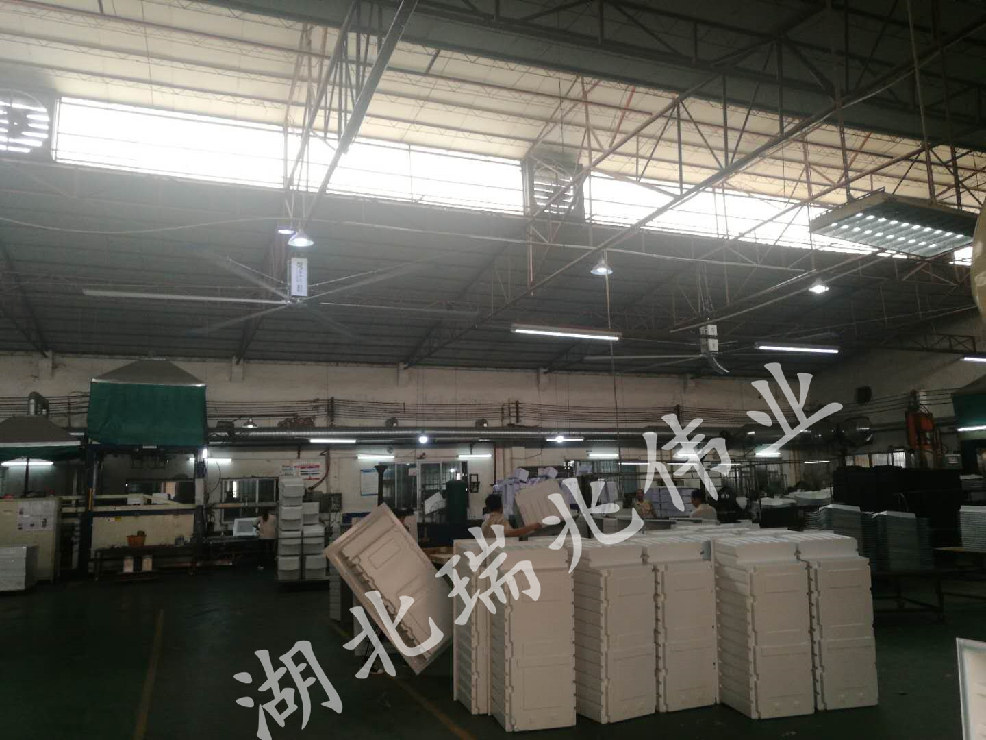 工業(yè)大風(fēng)扇、工業(yè)節(jié)能風(fēng)扇、工業(yè)大吊扇、鋼結(jié)構(gòu)廠房通風(fēng)降溫方案