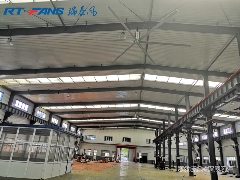 工業(yè)大吊扇    瑞泰風(fēng)工業(yè)大吊扇  武漢廠房降溫  車間通風(fēng)降溫  工業(yè)節(jié)能風(fēng)扇 工業(yè)大吊扇    瑞泰風(fēng)工業(yè)大吊扇  武漢廠房降溫  車間通風(fēng)降溫  工業(yè)節(jié)能風(fēng)扇