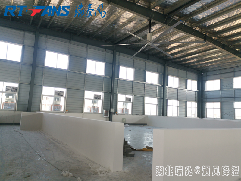 大型工業(yè)風(fēng)扇   大型工業(yè)風(fēng)扇