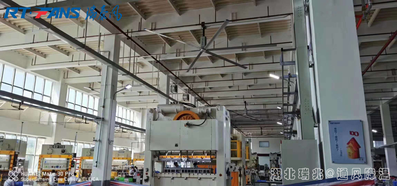 夏日炎炎，你的企業(yè)需要安裝一款工業(yè)大風(fēng)扇幫你迅速解決高大車間的通風(fēng)降溫難題！