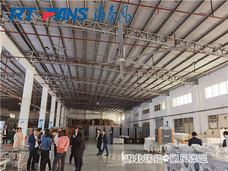 高大空間降溫只需一臺(tái)工業(yè)大風(fēng)扇！