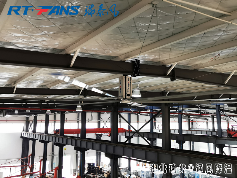 工業(yè)大型風(fēng)扇擁有超大直徑的扇葉，通風(fēng)降溫效好！