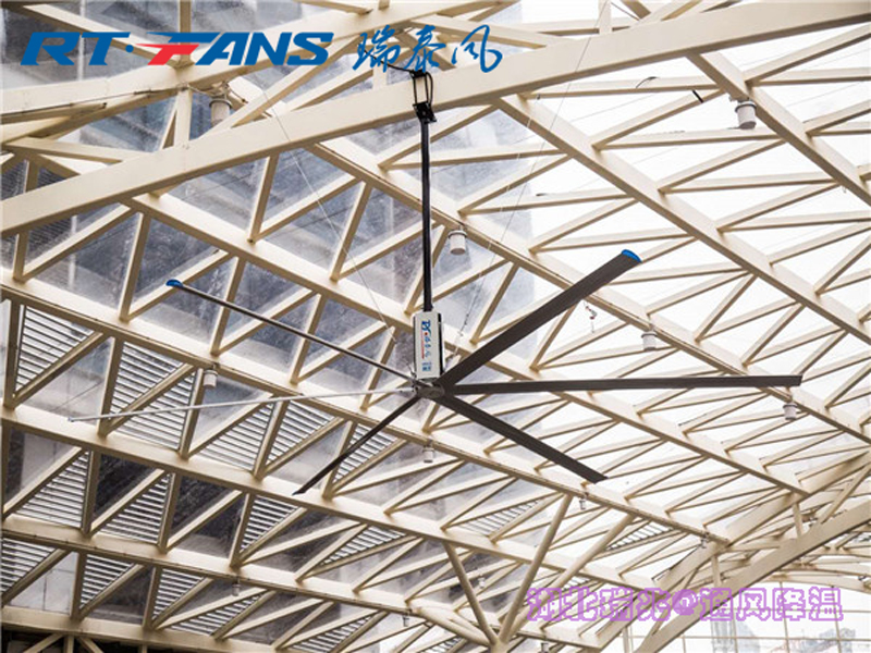 工業(yè)大風(fēng)扇加強(qiáng)室內(nèi)的通風(fēng)，提升空氣質(zhì)量